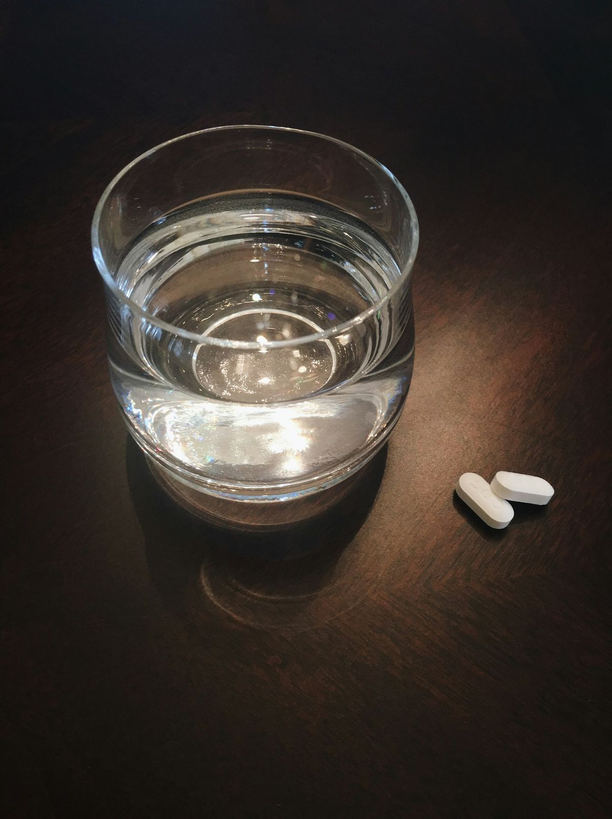 Tabletter og glass vann for smertelindring