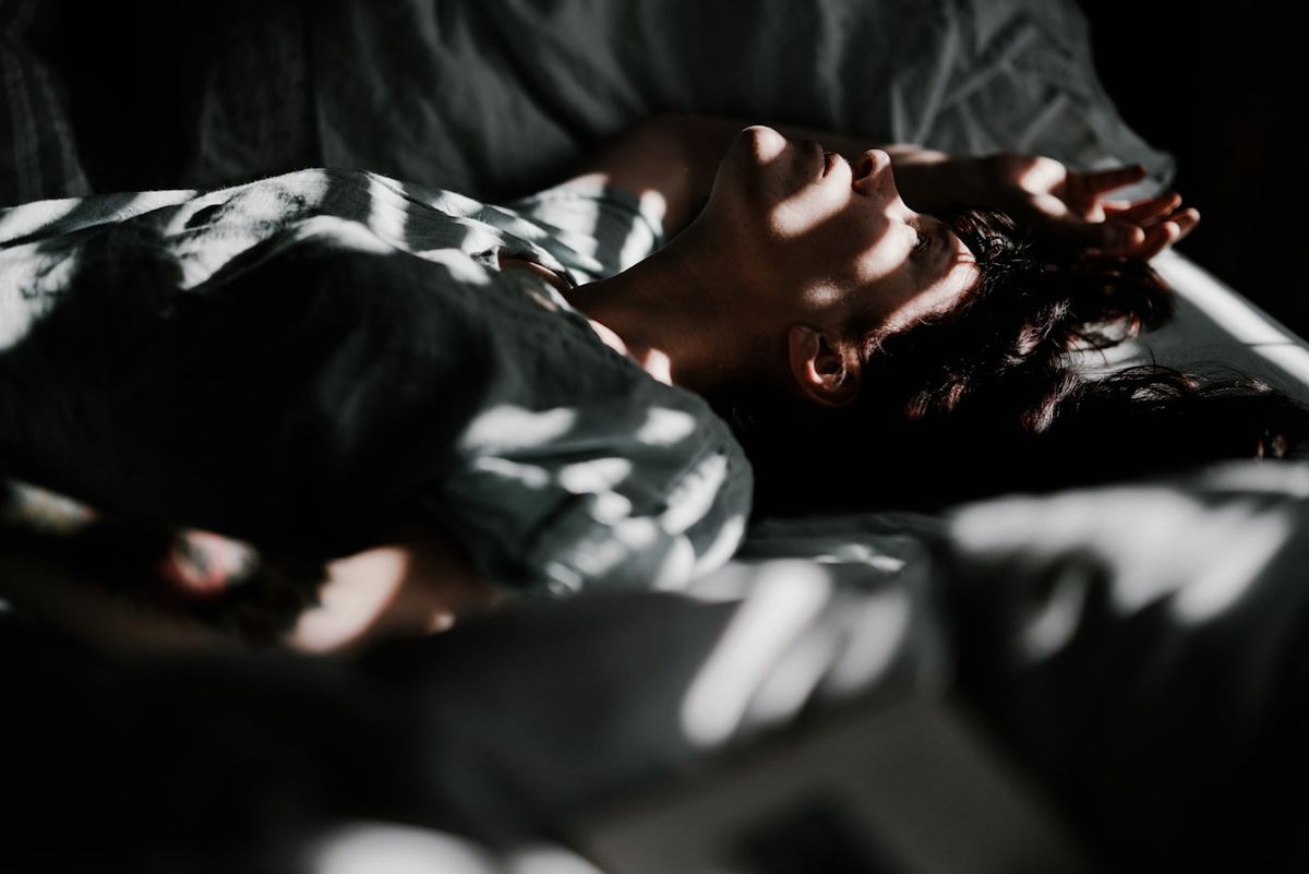 Person sover fredelig i seng
