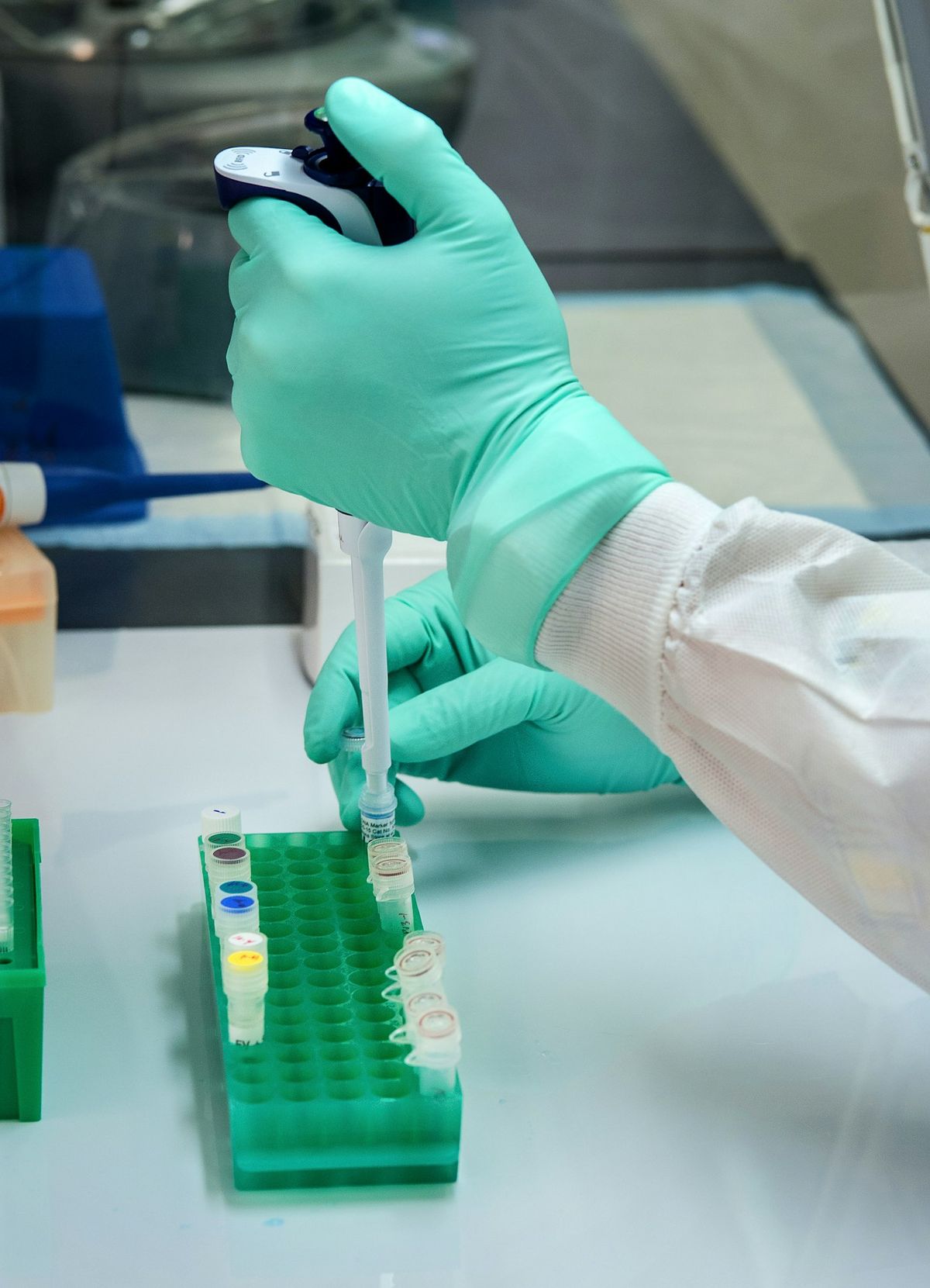 Bioingeniør håndterer prøver på laboratorium