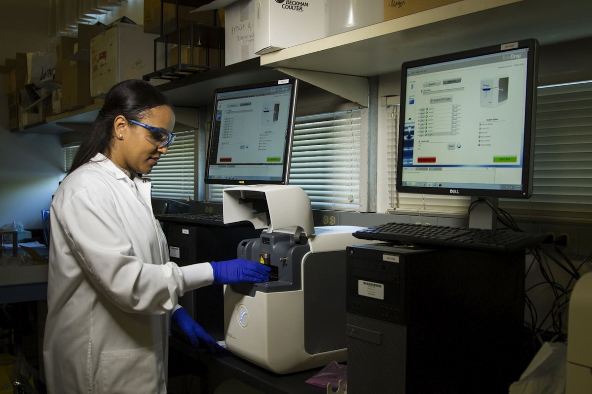 PCR-analysemaskin paa laboratorium