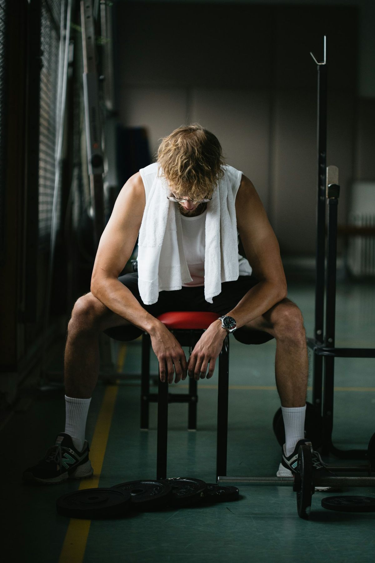 Idrettsutøver som hviler etter trening