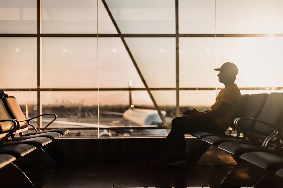 Reisende med koffert i flyplassterminal