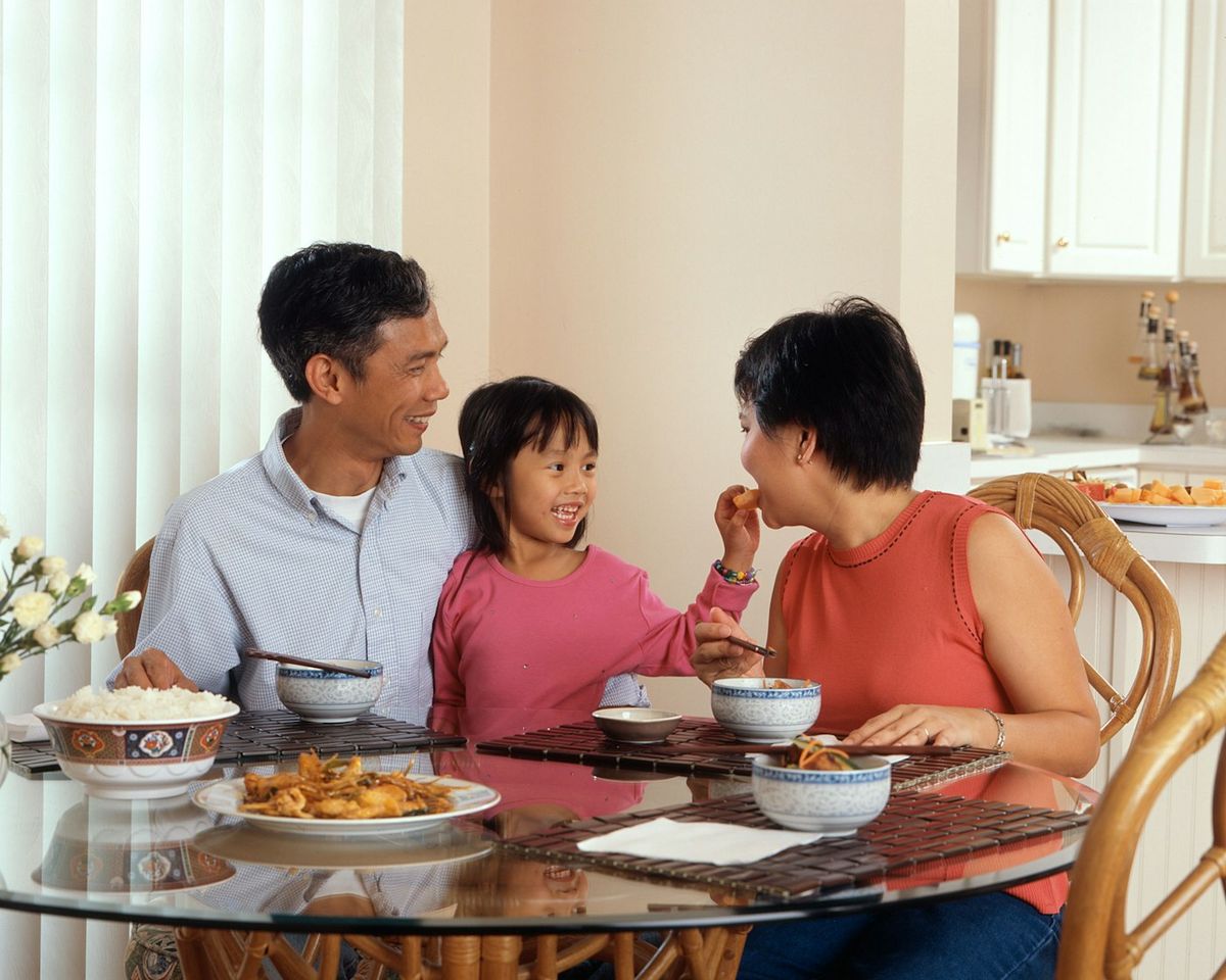 Familie sammen hjemme