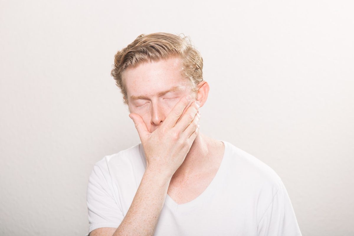 Ung person foler seg syk og ligger tilbakelent